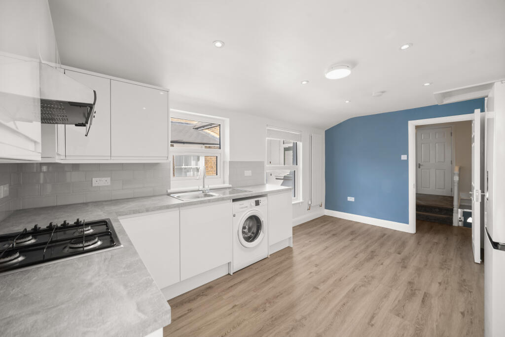 2 bed 1st Floor Flat for rent in Fulham. From Chestertons Estate Agents - Fulham Road Lettings 2 bed 1st Floor Flat for rent in Fulham. From Chestertons Estate Agents - Fulham Road Lettings