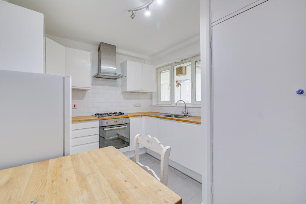 1 bed 1st Floor Flat for rent in Fulham. From Chestertons Estate Agents - Fulham Road Lettings