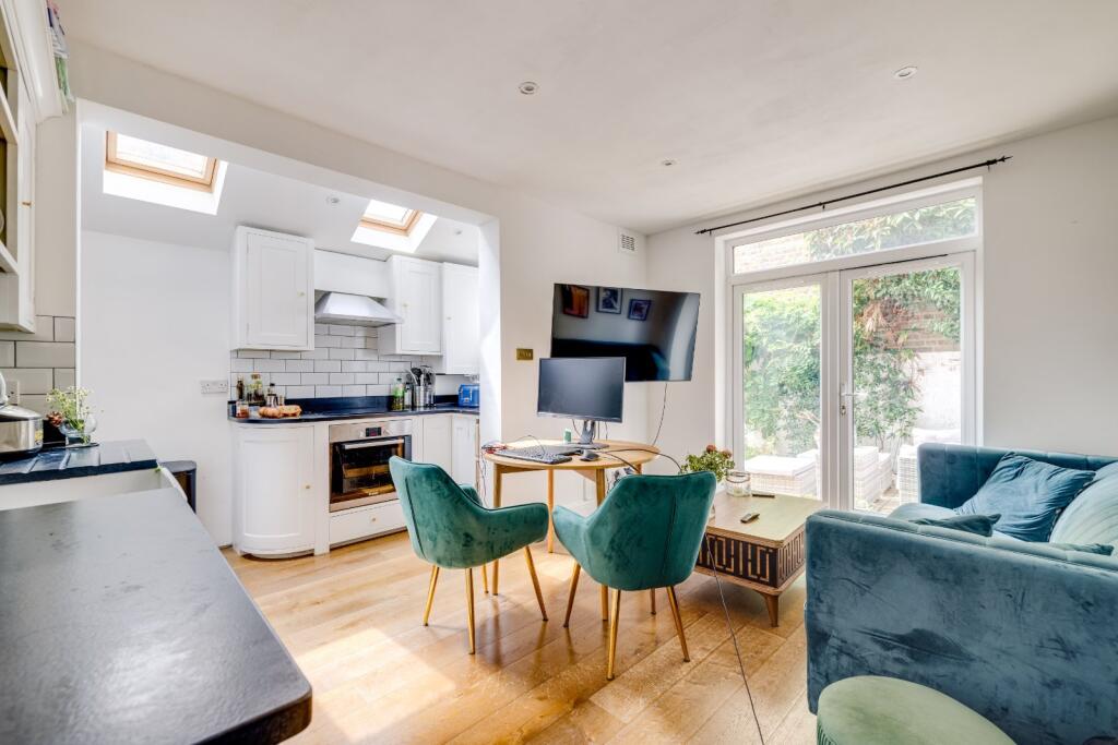 2 bed 1st Floor Flat for rent in Fulham. From Chestertons Estate Agents - Fulham Road Lettings