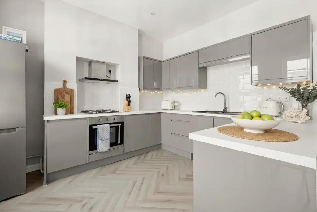 2 bed 1st Floor Flat for rent in Fulham. From Chestertons Estate Agents - Fulham Road Lettings