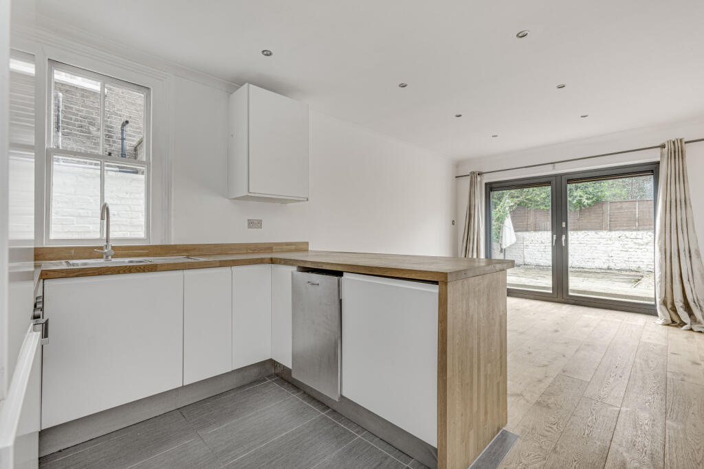 2 bed 1st Floor Flat for rent in Fulham. From Chestertons Estate Agents - Fulham Road Lettings