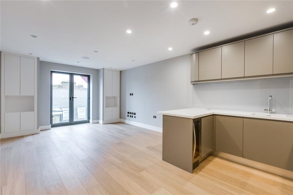 2 bed 1st Floor Flat for rent in Fulham. From Chestertons Estate Agents - Fulham Road Lettings