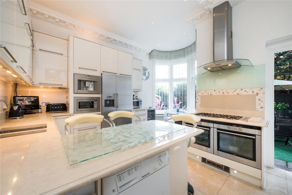 6 bed Detached House for rent in Hampstead. From Chestertons Estate Agents - Hampstead Lettings