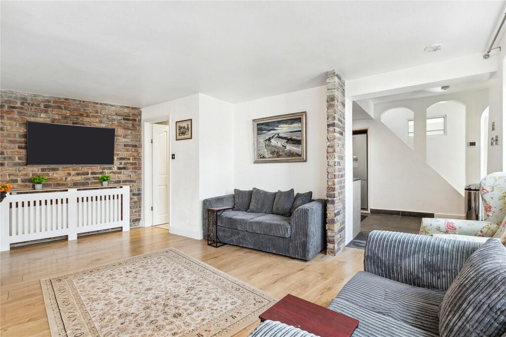 4 bed Detached House for rent in Hampstead. From Chestertons Estate Agents - Hampstead Lettings