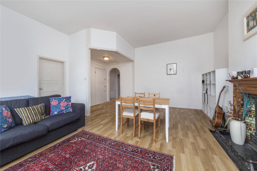 3 bed 1st Floor Flat for rent in Hampstead. From Chestertons Estate Agents - Hampstead Lettings