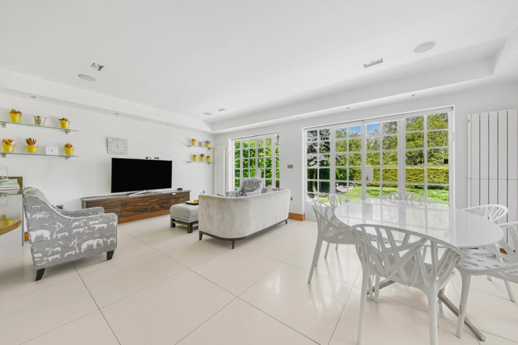 6 bed Detached for rent in Finchley. From Chestertons Estate Agents - Hampstead Lettings