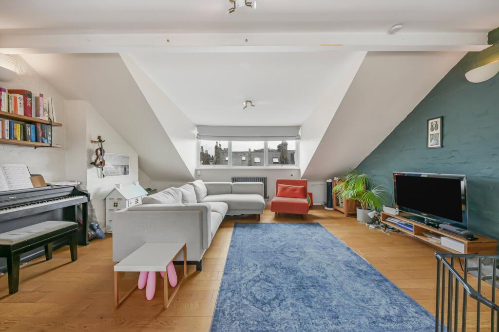 3 bed 1st Floor Flat for rent in Hampstead. From Chestertons Estate Agents - Hampstead Lettings