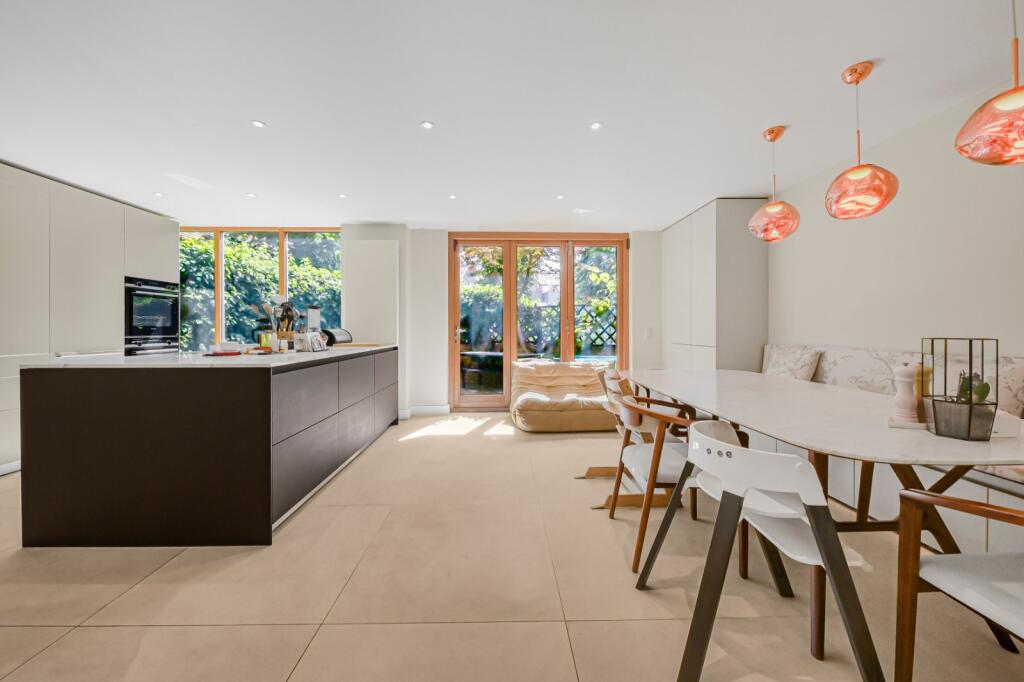 5 bed Mews for rent in Hampstead. From Chestertons Estate Agents - Hampstead Lettings