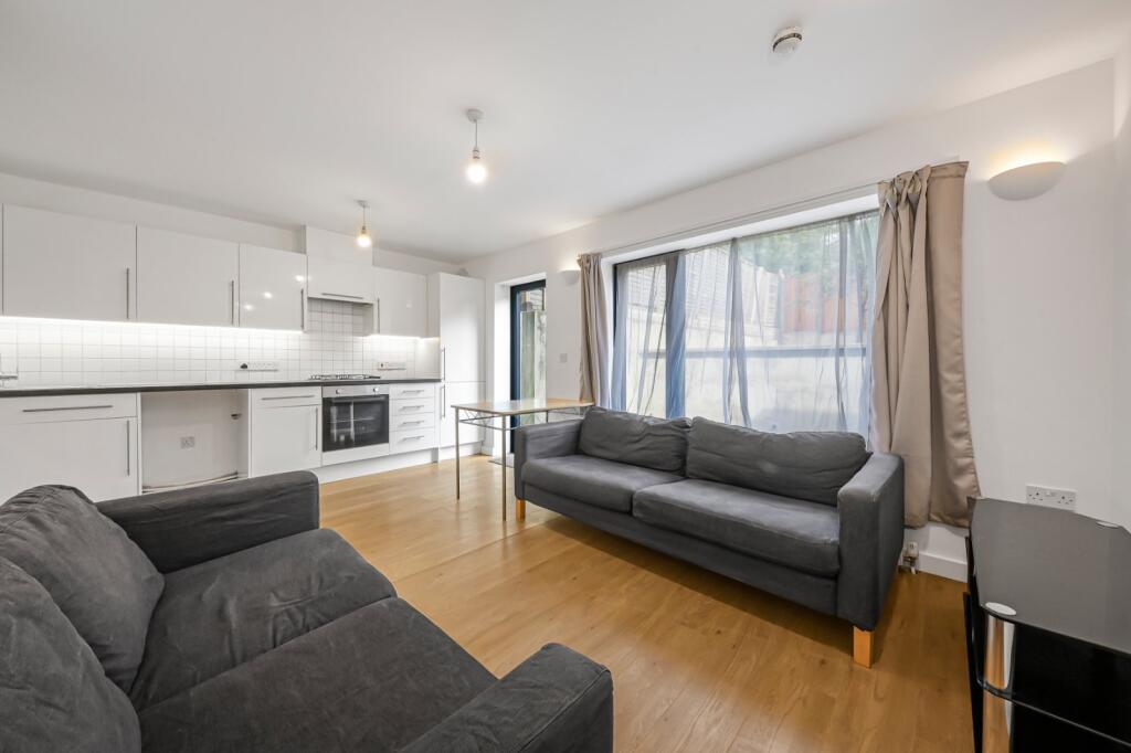 3 bed 1st Floor Flat for rent in Hampstead. From Chestertons Estate Agents - Hampstead Lettings