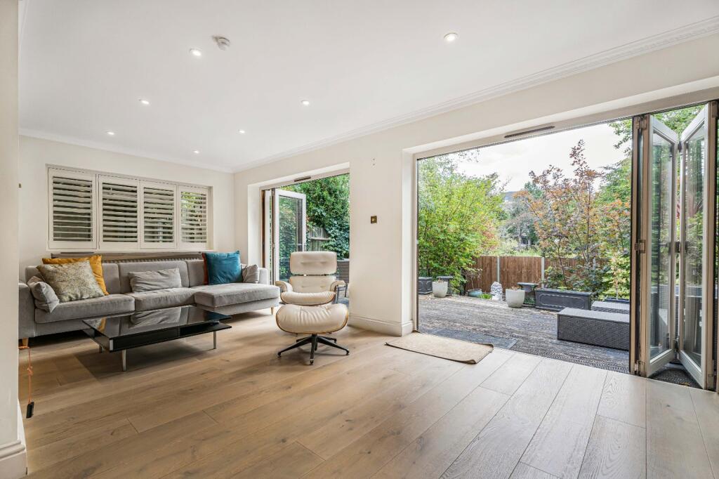 4 bed Detached for rent in Hampstead. From Chestertons Estate Agents - Hampstead Lettings