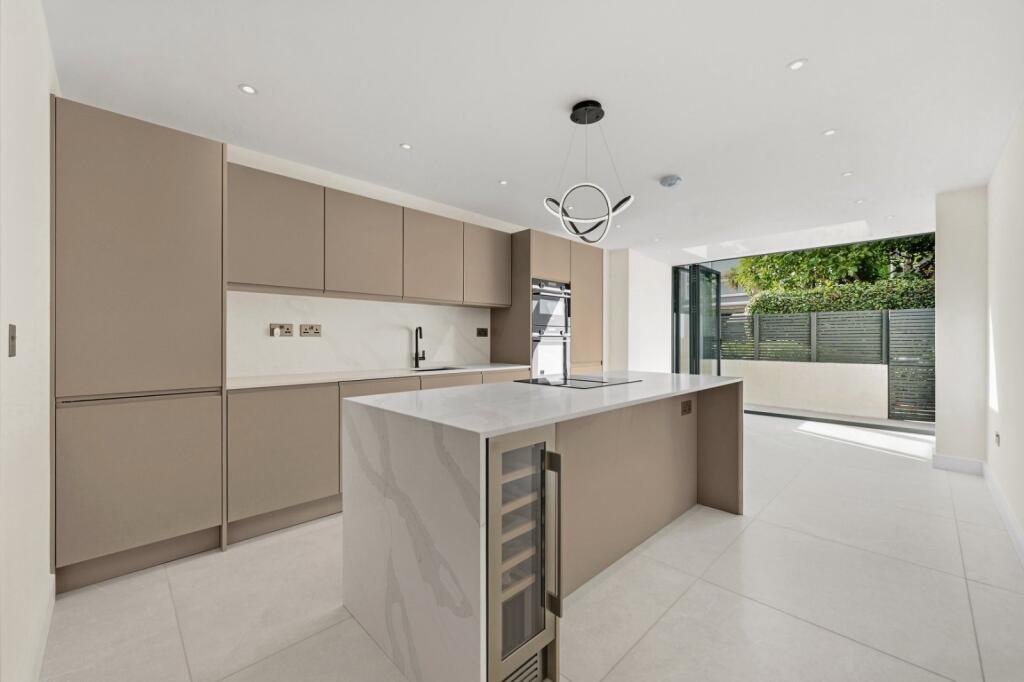 4 bed Mid Terraced House for rent in Paddington. From Chestertons - Capital Markets