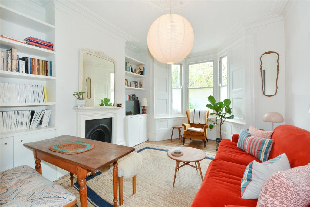 1 bed Mid Terraced House for rent in Stoke Newington. From Chestertons Estate Agents - Islington Lettings