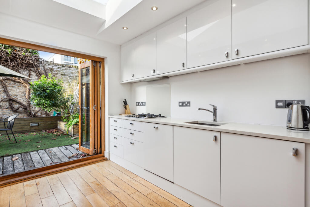 2 bed Semi-Detached House for rent in Islington. From Chestertons Estate Agents - Islington Lettings