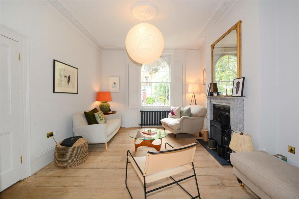 3 bed Mid Terraced House for rent in Islington. From Chestertons Estate Agents - Islington Lettings