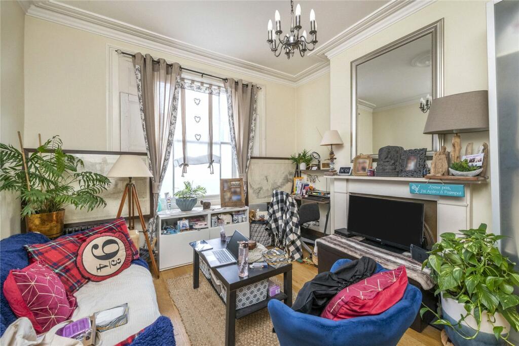 4 bed Mid Terraced House for rent in Islington. From Chestertons Estate Agents - Islington Lettings