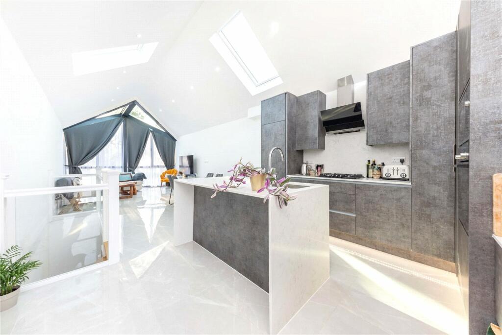 4 bed Detached House for rent in Crews Hill. From Chestertons Estate Agents - Islington Lettings