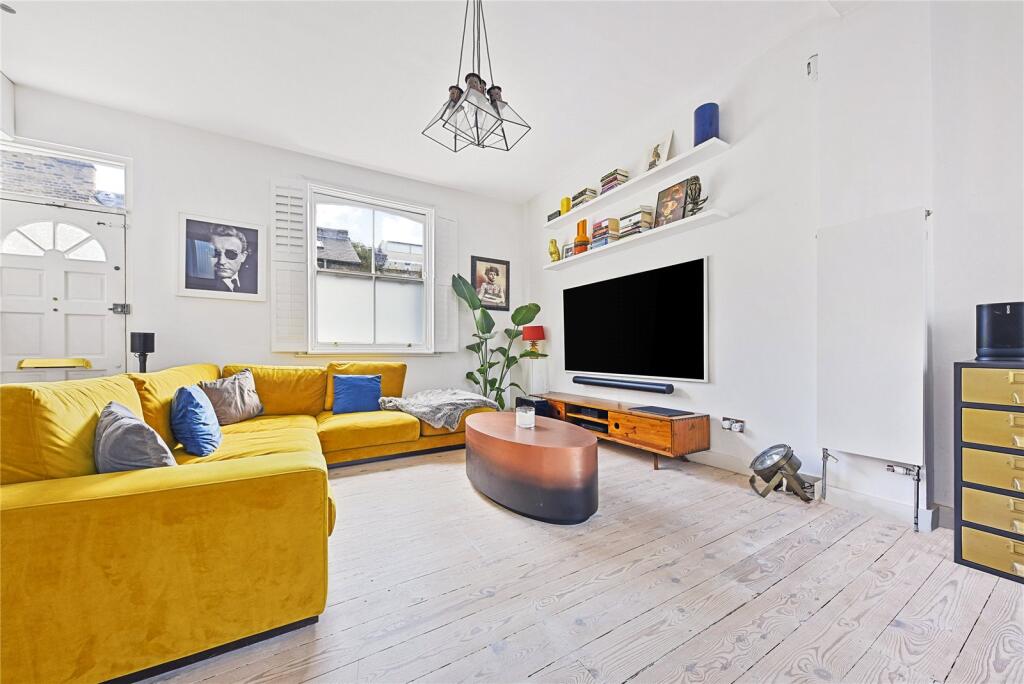 2 bed Mid Terraced House for rent in Bethnal Green. From Chestertons - Islington