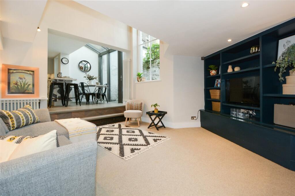 2 bed Mid Terraced House for rent in Islington. From Chestertons - Islington