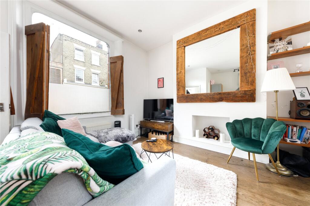 1 bed Mid Terraced House for rent in Islington. From Chestertons - Islington