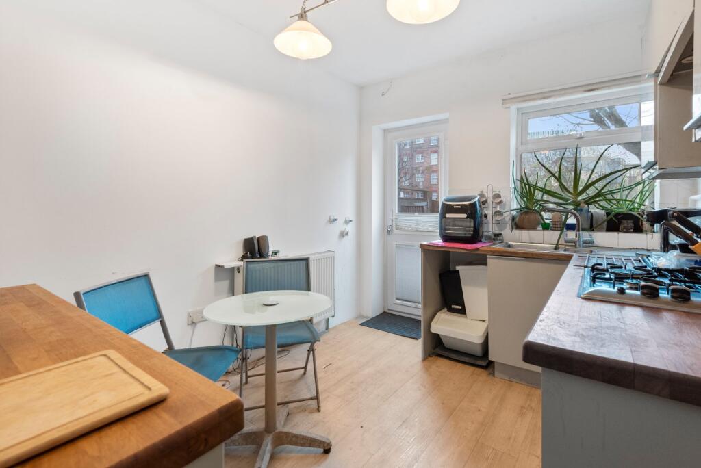2 bed End of Terrace for rent in Islington. From Chestertons - Islington