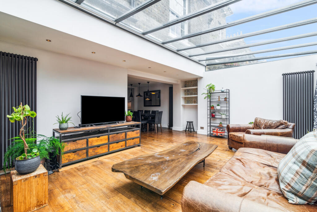 4 bed End of Terrace for rent in Islington. From Chestertons - Islington