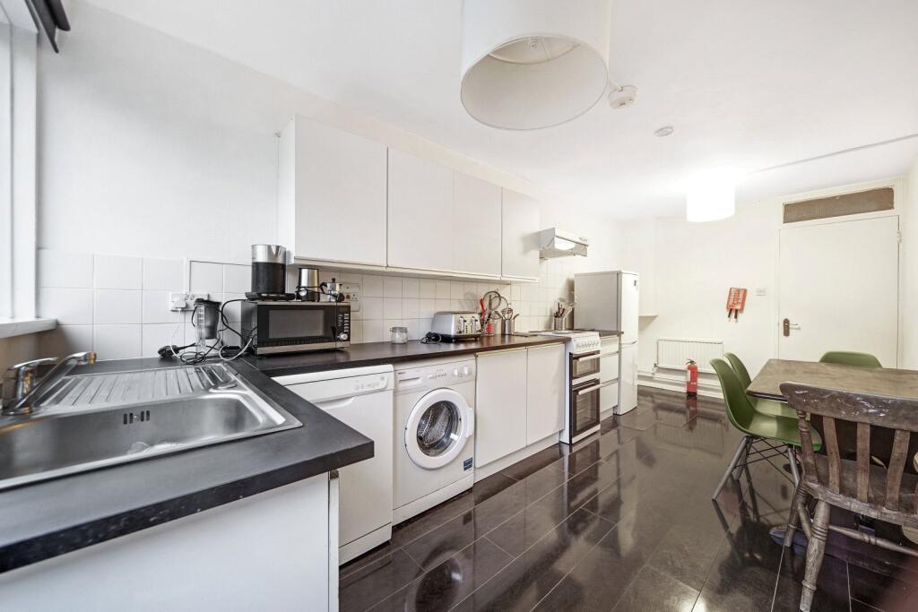 4 bed Mid Terraced House for rent in Islington. From Chestertons - Islington
