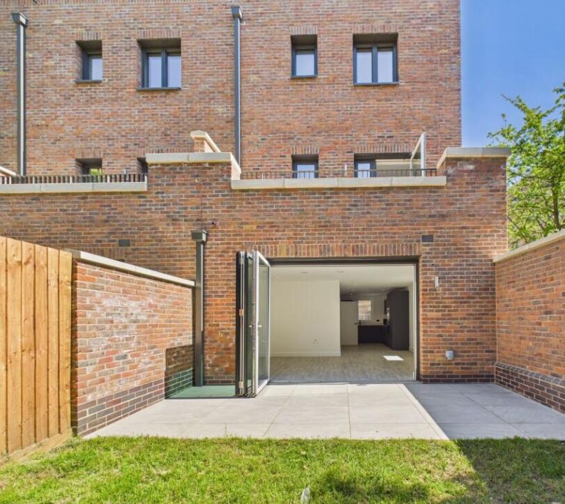 4 bed Mid Terraced House for rent in . From Chestertons - Islington