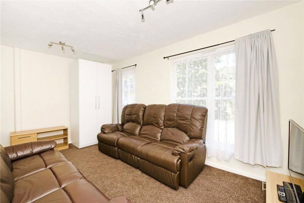 5 bed Mid Terraced House for rent in Stoke Newington. From Chestertons - Islington