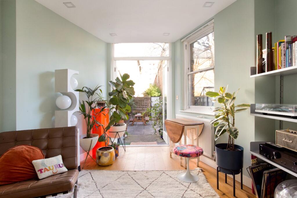 2 bed 1st Floor Flat for rent in Hackney. From Chestertons - Islington