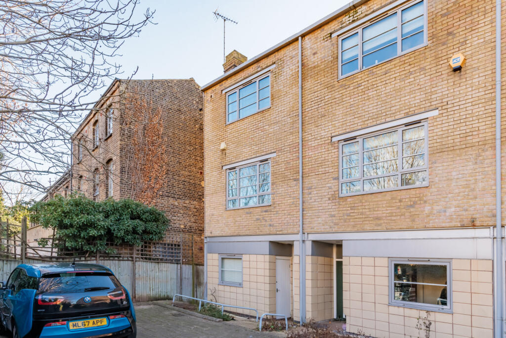 3 bed End of Terrace for rent in Islington. From Chestertons - Islington