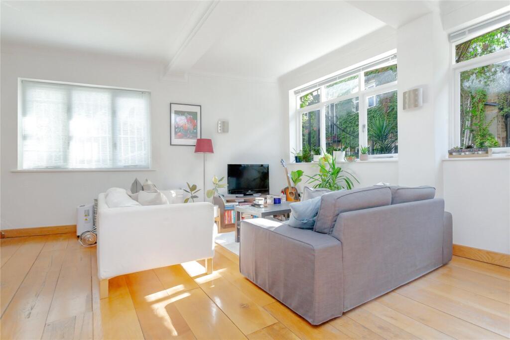 2 bed Mid Terraced House for rent in Islington. From Chestertons - Islington