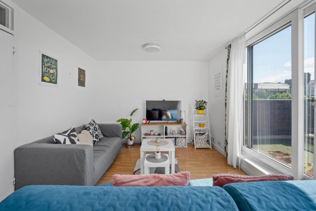 3 bed 1st Floor Flat for rent in Islington. From Chestertons - Islington