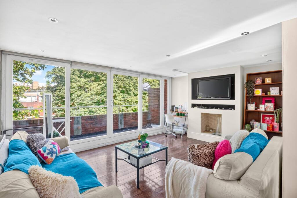 3 bed 1st Floor Flat for rent in London. From Chestertons - Islington 3 bed 1st Floor Flat for rent in London. From Chestertons - Islington
