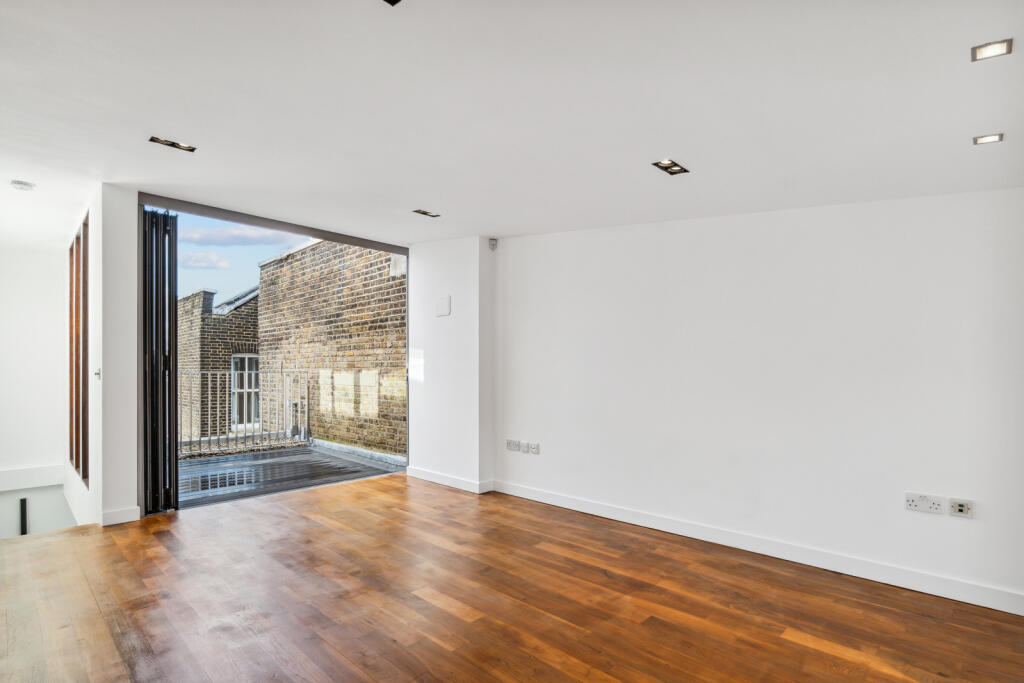 3 bed Mid Terraced House for rent in Islington. From Chestertons - Islington