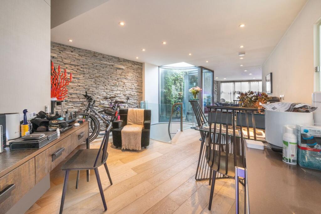 2 bed Mid Terraced House for rent in Islington. From Chestertons - Islington