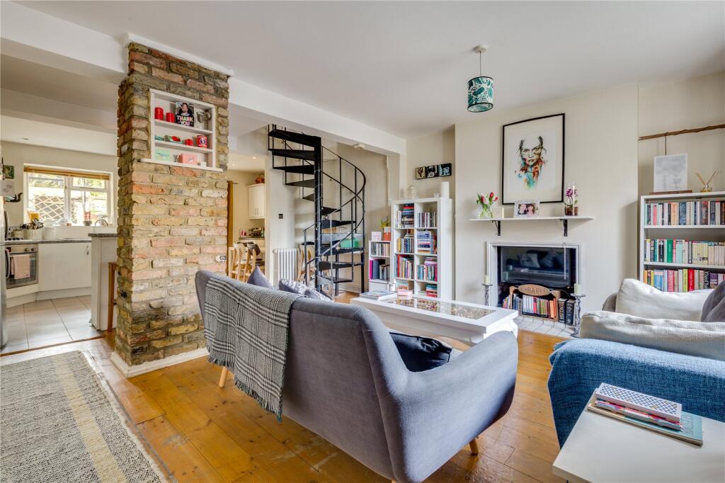 1 bed Mid Terraced House for rent in Islington. From Chestertons - Islington