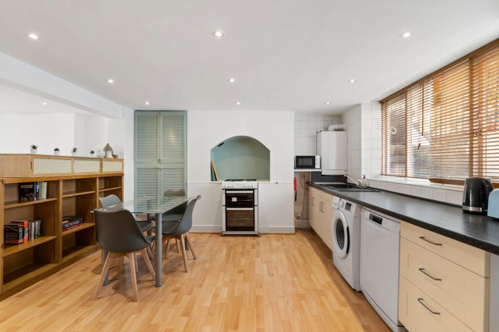 1 bed House (unspecified) for rent in Islington. From Chestertons - Islington