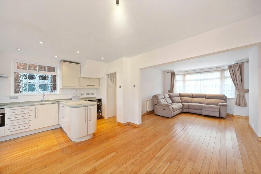 3 bed Semi-Detached House for rent in Barnet. From Chestertons Estate Agents - Kentish Town Lettings