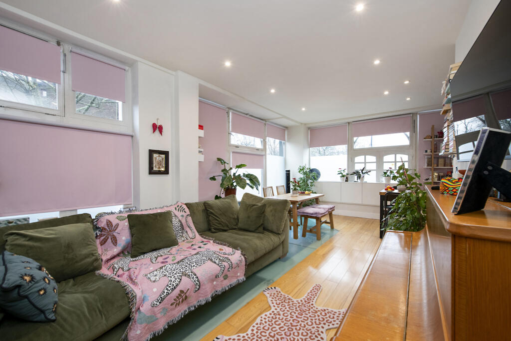 2 bed Annexe for rent in Camden Town. From Chestertons Estate Agents - Kentish Town Lettings