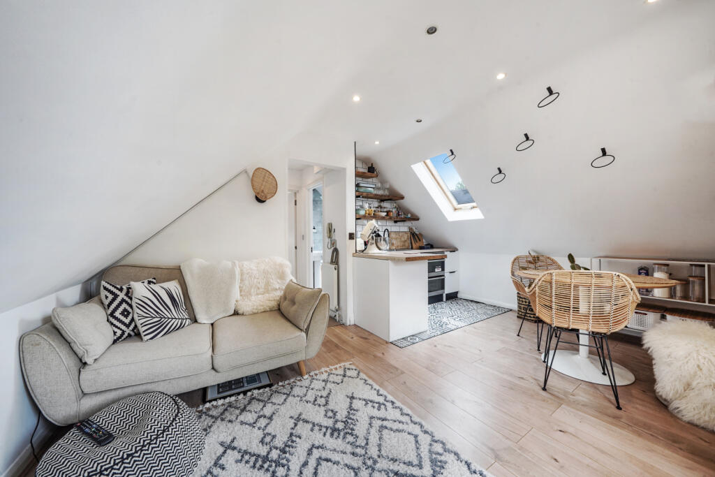 1 bed Mid Terraced House for rent in Camden Town. From Chestertons Estate Agents - Kentish Town Lettings