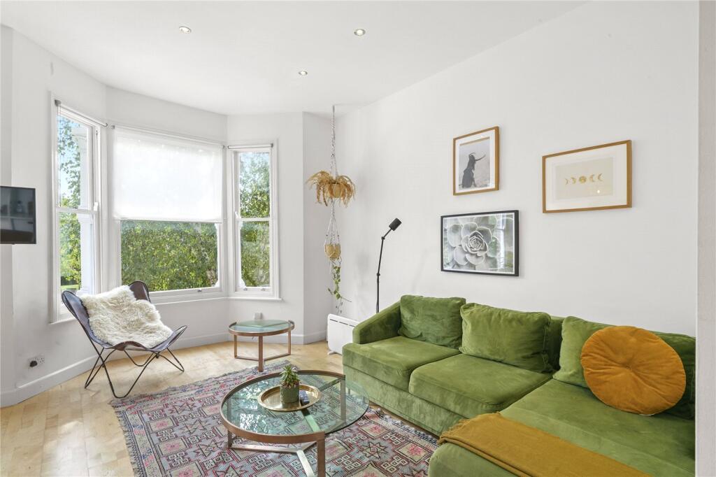 1 bed Mid Terraced House for rent in Camden Town. From Chestertons Estate Agents - Kentish Town Lettings