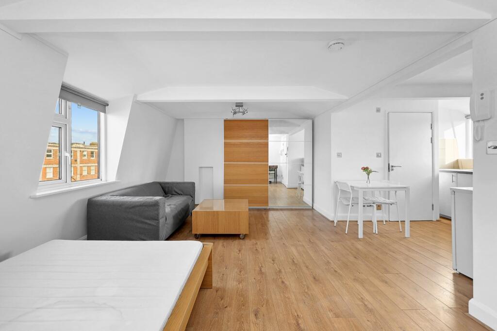 4 bed 1st Floor Flat for rent in Camden Town. From Chestertons Estate Agents - Kentish Town Lettings