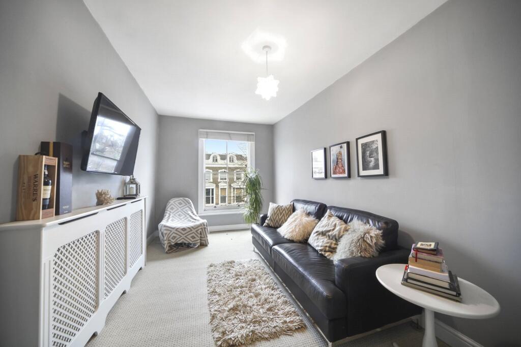 1 bed Mid Terraced House for rent in Camden Town. From Chestertons Estate Agents - Kentish Town Lettings 1 bed Mid Terraced House for rent in Camden Town. From Chestertons Estate Agents - Kentish Town Lettings