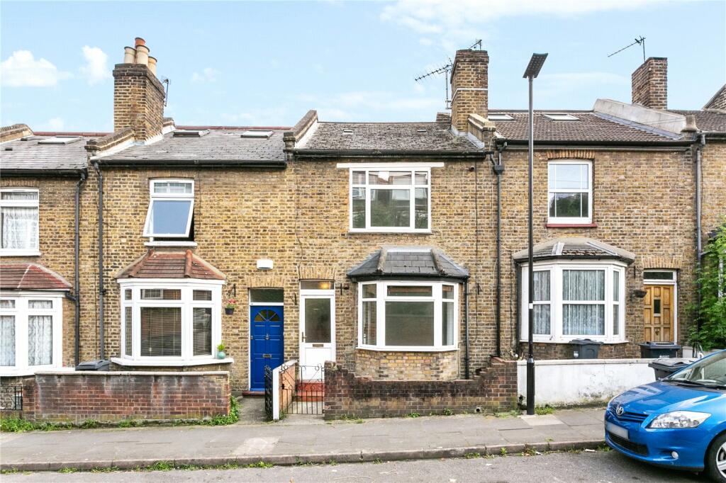 3 bed Detached House for rent in Brentford. From Chestertons Estate Agents - Kew Lettings