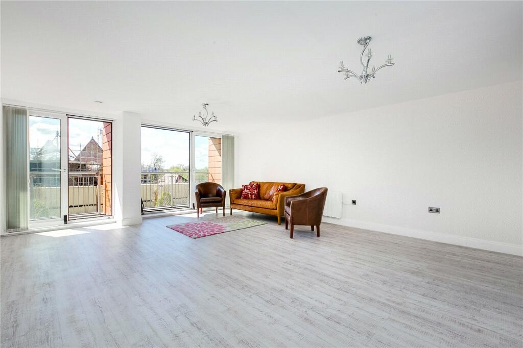 3 bed Flat for rent in Brentford. From Chestertons Estate Agents - Kew Lettings