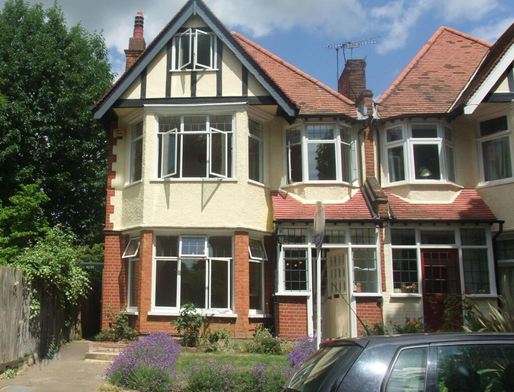 6 bed Detached for rent in Richmond upon Thames. From Chestertons Estate Agents - Kew Lettings