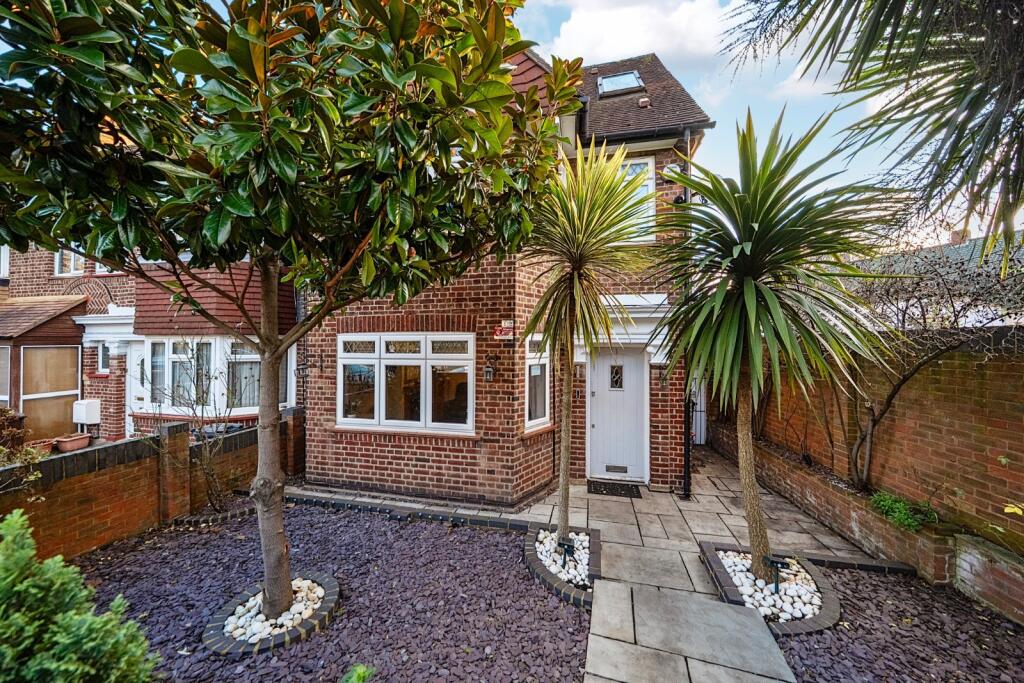 4 bed End of Terrace for rent in Isleworth. From Chestertons Estate Agents - Kew Lettings