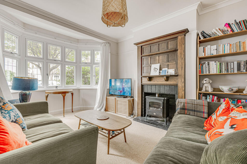 5 bed Detached for rent in Richmond upon Thames. From Chestertons Estate Agents - Kew Lettings