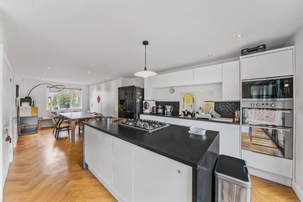 4 bed Mid Terraced House for rent in Richmond. From Chestertons Estate Agents - Kew Lettings 4 bed Mid Terraced House for rent in Richmond. From Chestertons Estate Agents - Kew Lettings