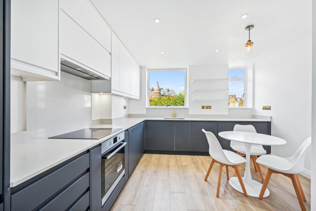 2 bed Mid Terraced House for rent in Chelsea. From Chestertons - South West Prime